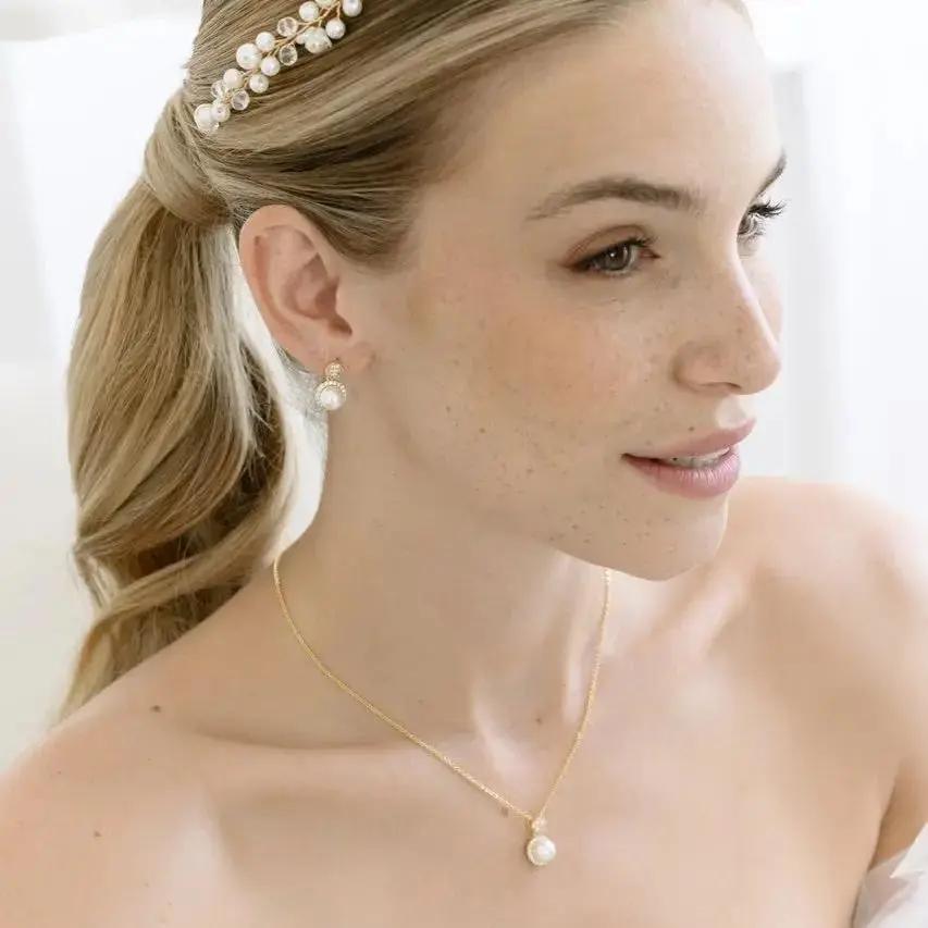 ARURE DE BIJOUX DE MARIÉE DZ0147G – COLLIER ET BOUCLES DORÉS AUX PERLES ET ZIRCONIUM G.Westerleigh