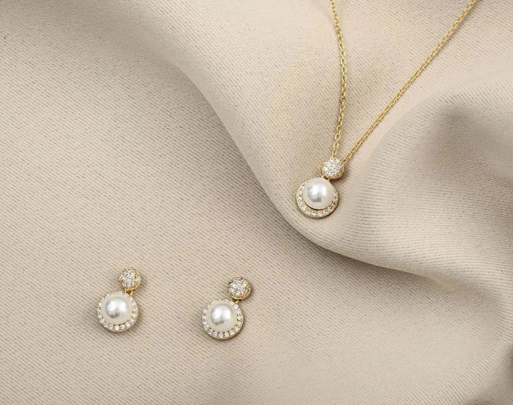 ARURE DE BIJOUX DE MARIÉE DZ0147G – COLLIER ET BOUCLES DORÉS AUX PERLES ET ZIRCONIUM G.Westerleigh