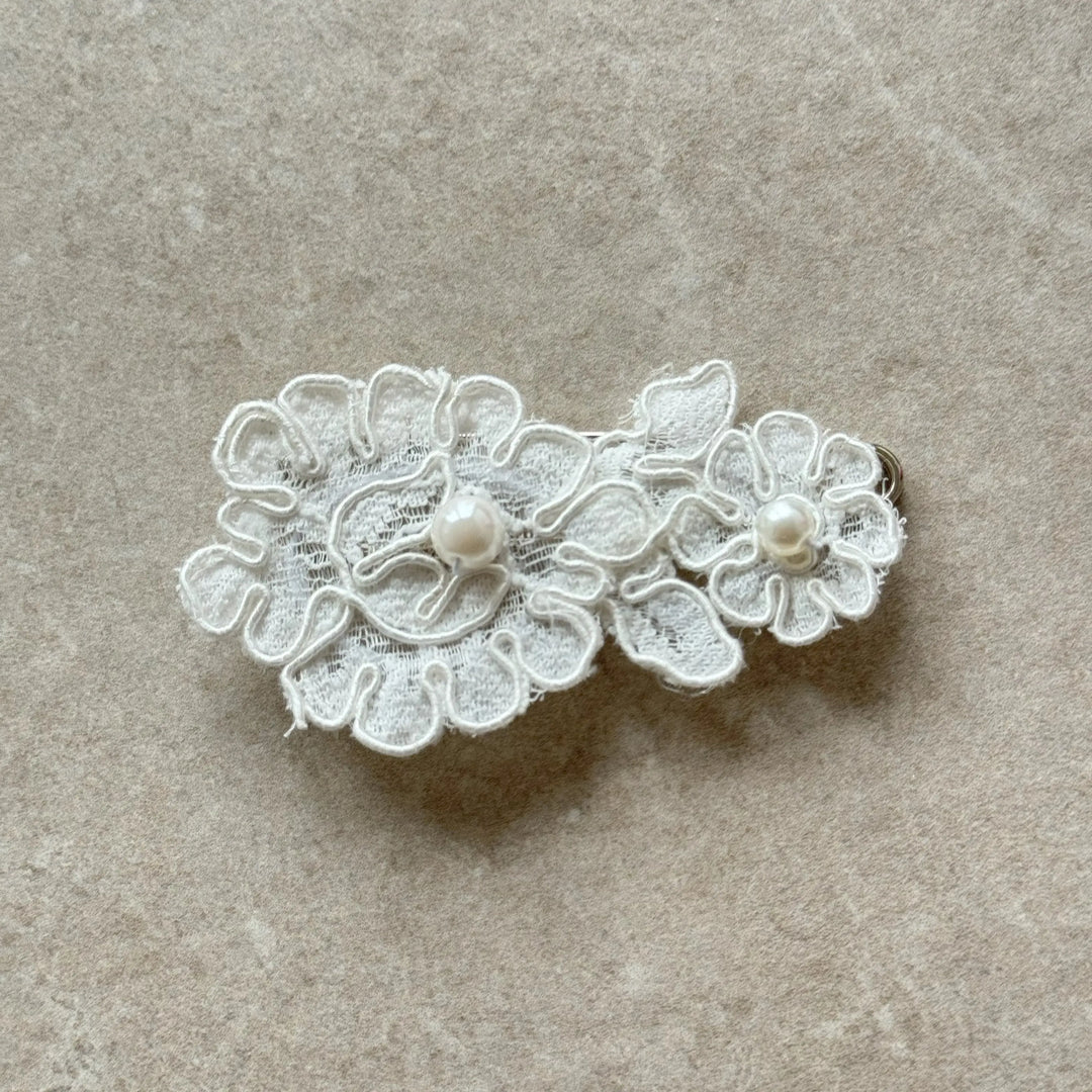 ATTACHE TRAÎNE DENTELLE églantine création