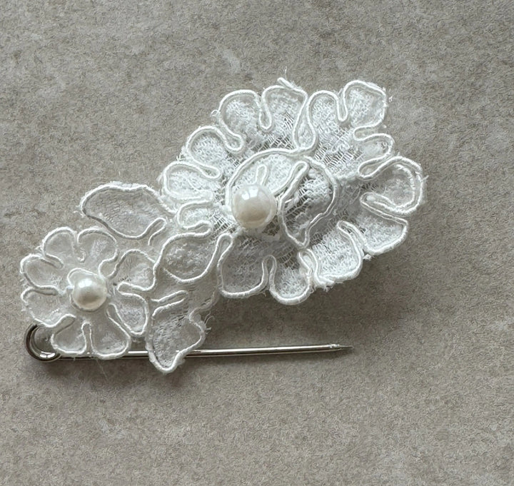 ATTACHE TRAÎNE DENTELLE églantine création