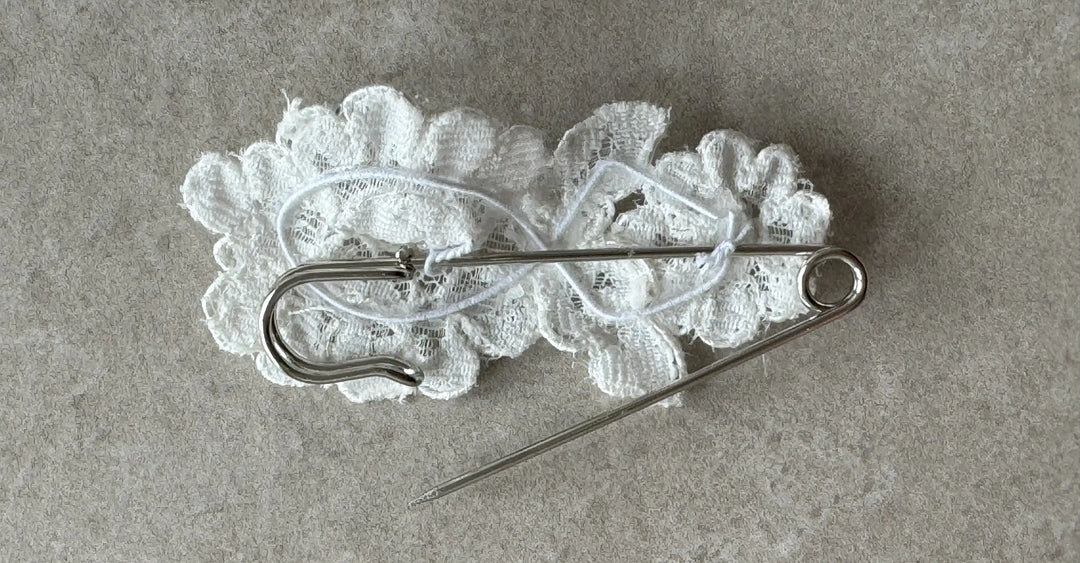 ATTACHE TRAÎNE DENTELLE églantine création