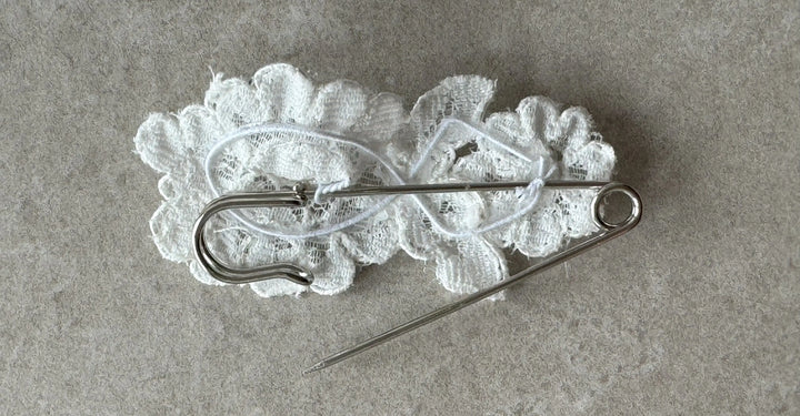 ATTACHE TRAÎNE DENTELLE églantine création