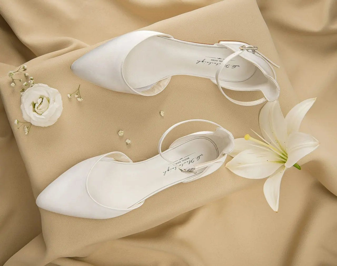 BALLERINES DE MARIÉE PLATES AVA – SATIN IVOIRE AVEC BRIDE RÉGLABLE G.Westerleigh
