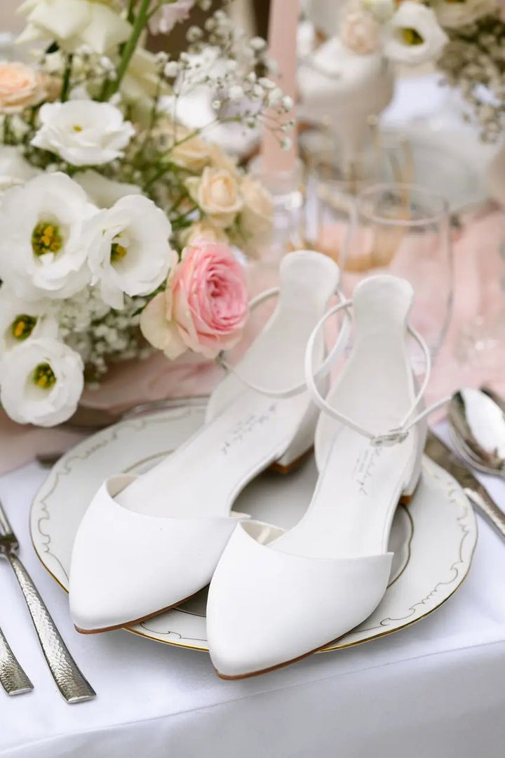 BALLERINES DE MARIÉE PLATES AVA – SATIN IVOIRE AVEC BRIDE RÉGLABLE G.Westerleigh