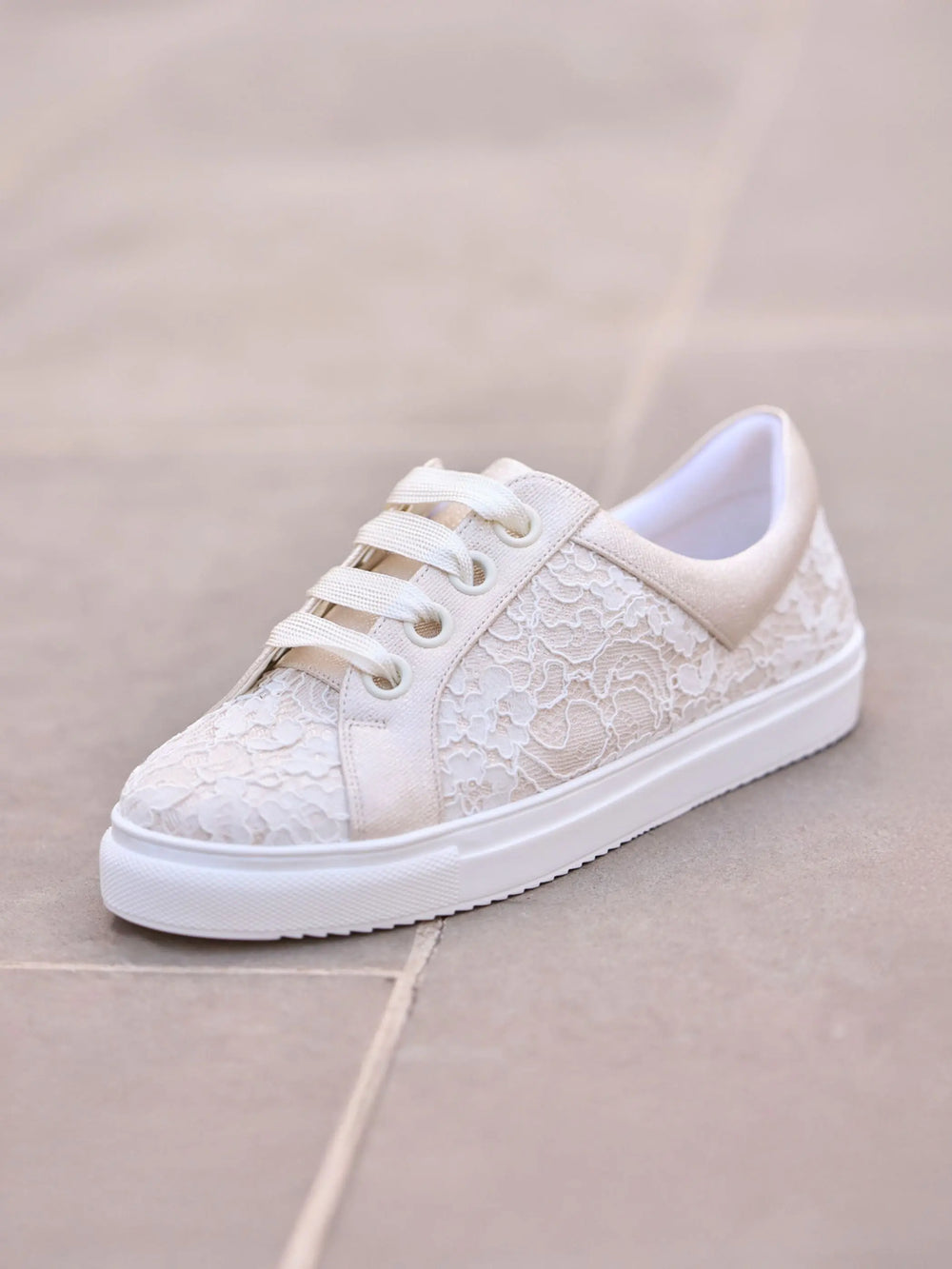 BASKETS DE MARIÉE DORÉES RECOUVERTES DE DENTELLE –  PAKO AVALIA