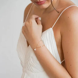 Bracelet de mariée Daphné – perles naturelles, doré