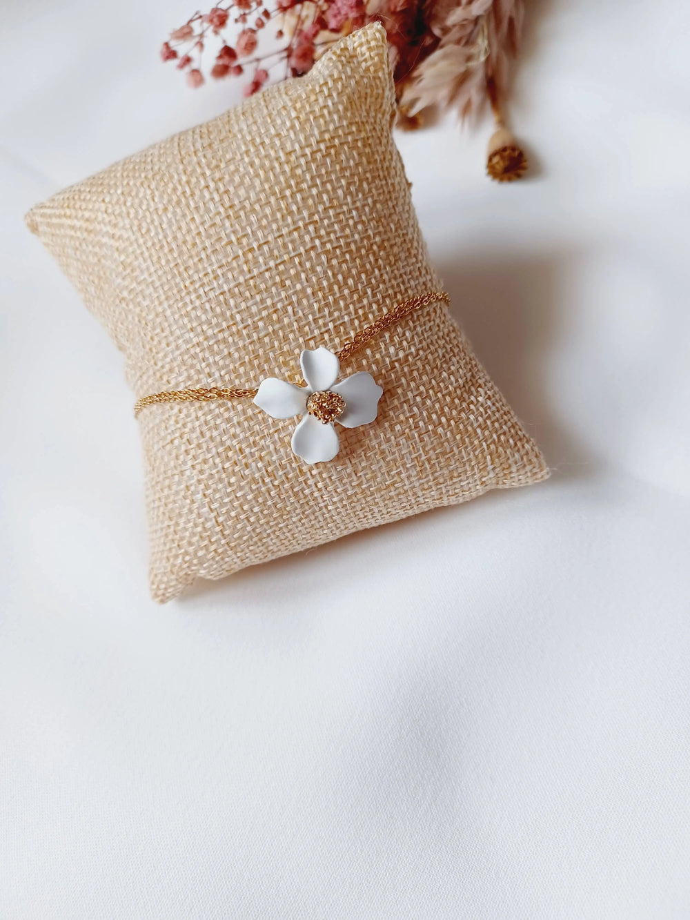 Bracelet de mariée chaîne double dorée avec Hibiscus blanc. L'atelier du 6