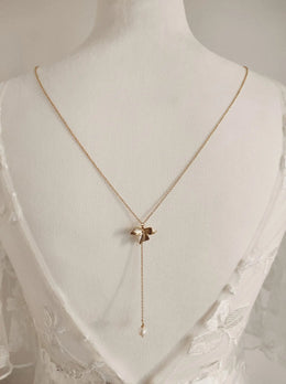 Collier de dos de mariée Chloé – perles et orchidées