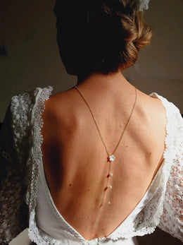 Collier de dos de mariée Jasmin – fleur et perles