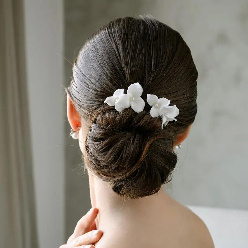 DUO DE PEIGNES À CHEVEUX MARIAGE HC0425 – FLEURS CÉRAMIQUE BLANCHES ET PERLES G.Westerleigh