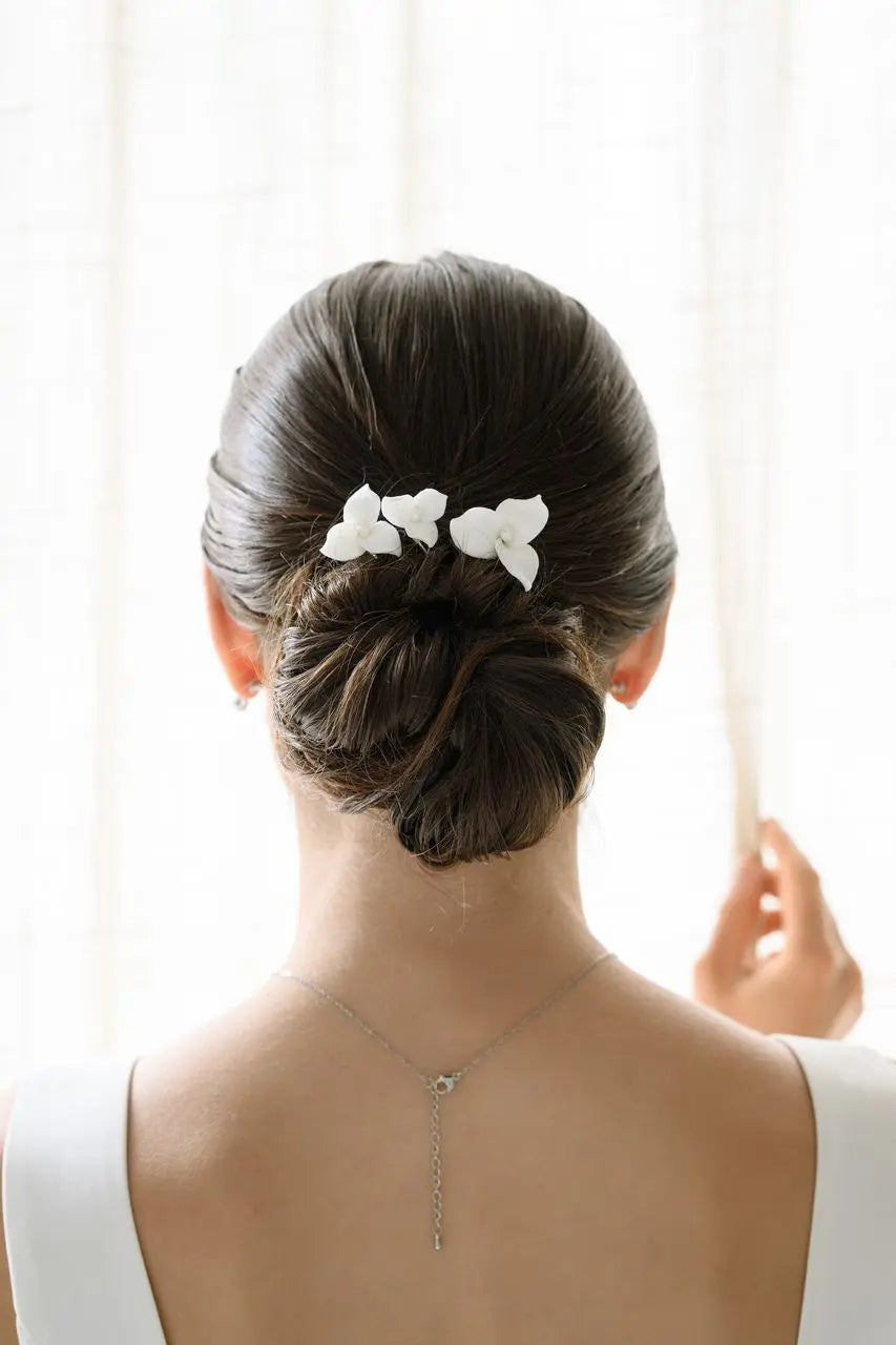 ÉPINGLE À CHEVEUX DE MARIÉE HP0426 – FLEURS EN CÉRAMIQUE & PERLES G.Westerleigh