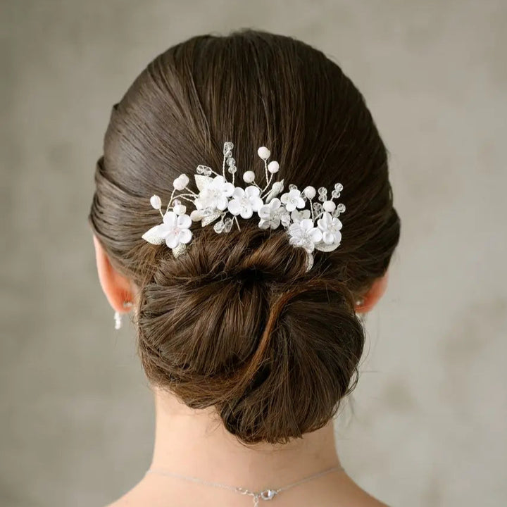 ÉPINGLES À CHEVEUX DE MARIÉE – FLEURS EN CÉRAMIQUE ET PERLES NACRÉES HP7021 G.Westerleigh