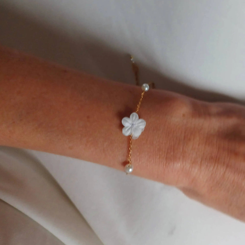 JASMIN- Bracelet de mariée à petite fleur blanche.: Or jaune L'atelier du 6