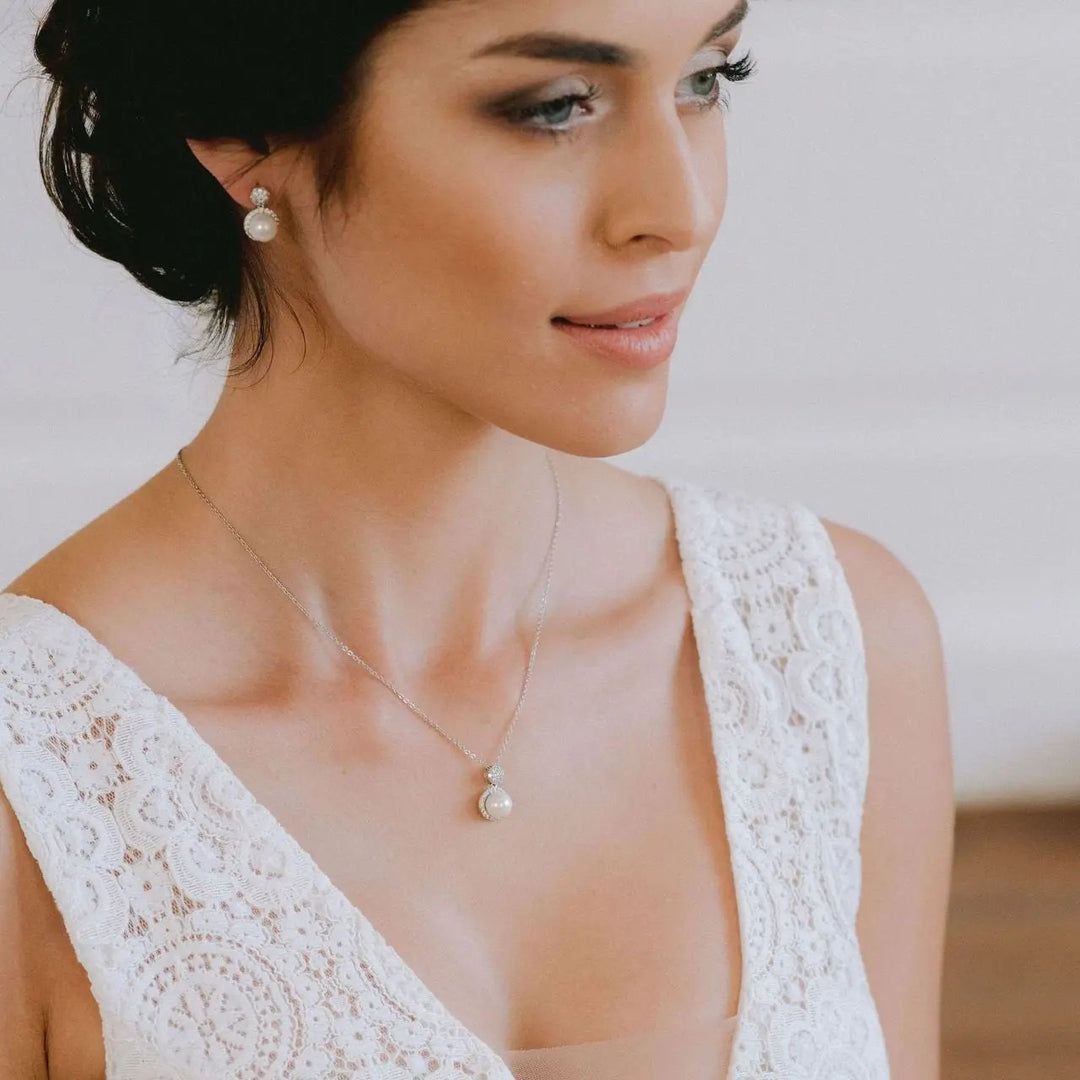 PARURE DE BIJOUX DE MARIÉE DZ0147 – COLLIER ET BOUCLES EN RHODIUM AVEC PERLES ET ZIRCONIUM G.Westerleigh