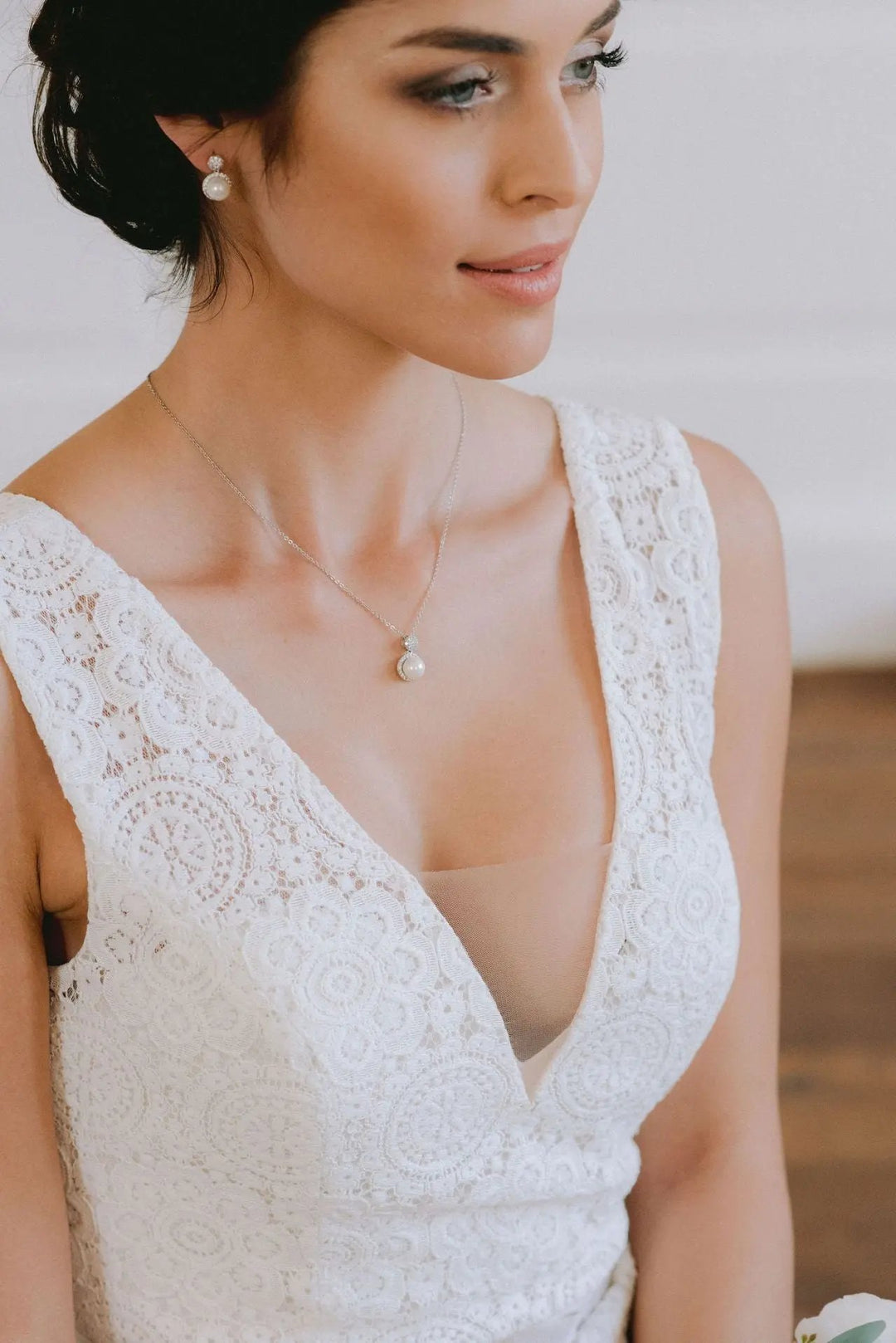 PARURE DE BIJOUX DE MARIÉE DZ0147 – COLLIER ET BOUCLES EN RHODIUM AVEC PERLES ET ZIRCONIUM G.Westerleigh