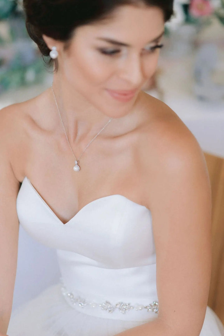 PARURE DE BIJOUX DE MARIÉE DZ0147 – COLLIER ET BOUCLES EN RHODIUM AVEC PERLES ET ZIRCONIUM G.Westerleigh