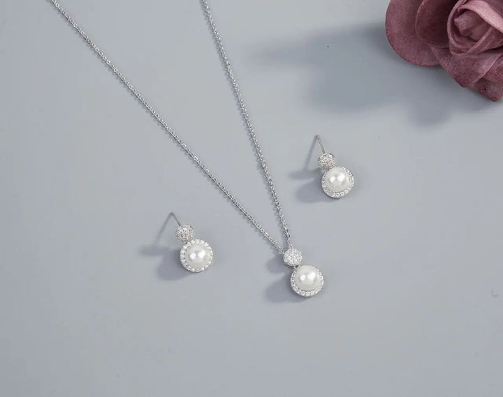 PARURE DE BIJOUX DE MARIÉE DZ0147 – COLLIER ET BOUCLES EN RHODIUM AVEC PERLES ET ZIRCONIUM G.Westerleigh