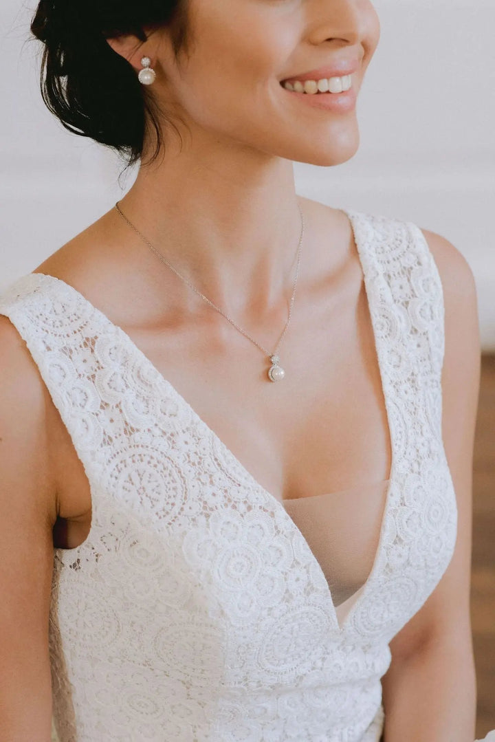 PARURE DE BIJOUX DE MARIÉE DZ0147 – COLLIER ET BOUCLES EN RHODIUM AVEC PERLES ET ZIRCONIUM G.Westerleigh