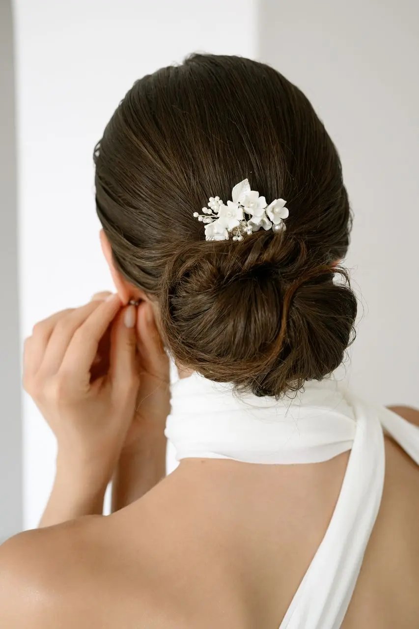 PEIGNE À CHEVEUX MARIAGE HC0412 – FLEURS CÉRAMIQUE BLANCHES ET PERLES ARGENTÉES G.Westerleigh