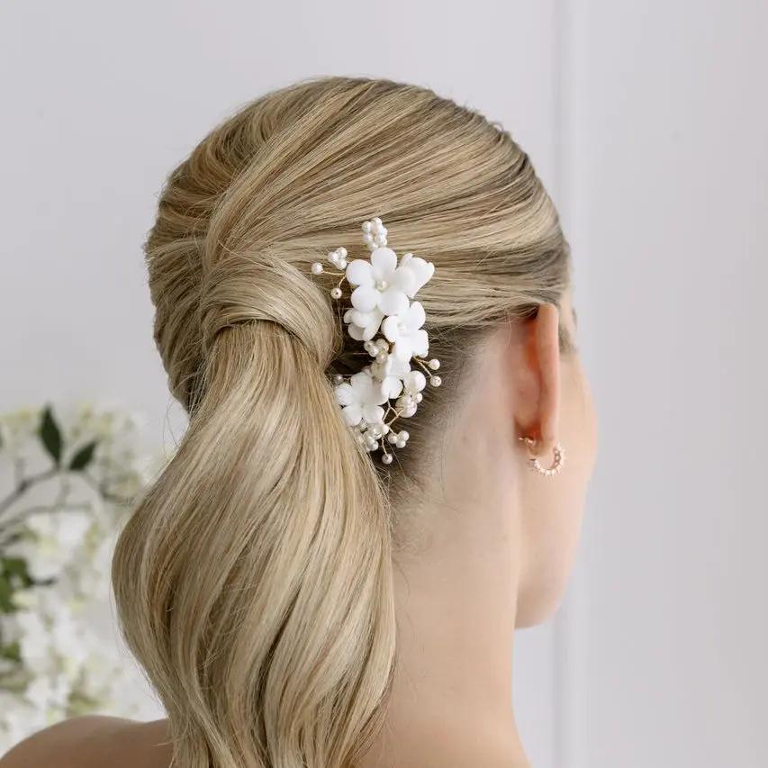 PEIGNE À CHEVEUX MARIAGE HC6822G – FLEURS CÉRAMIQUE BLANCHES ET PERLES PLAQUÉ OR G.Westerleigh