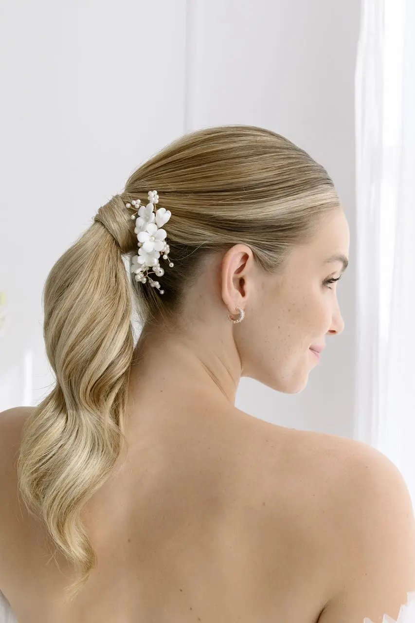 PEIGNE À CHEVEUX MARIAGE HC6822G – FLEURS CÉRAMIQUE BLANCHES ET PERLES PLAQUÉ OR G.Westerleigh