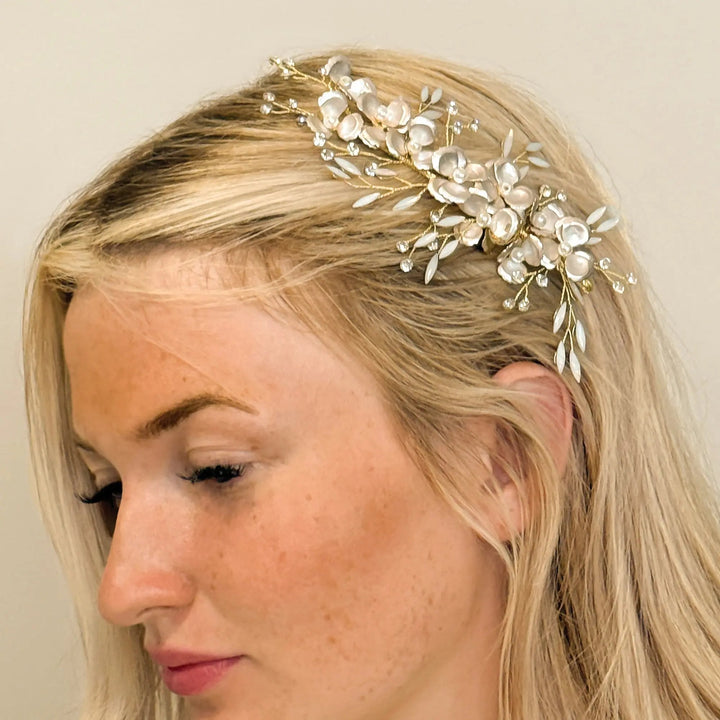 PINCE À CHEVEUX DORÉE BLEUET – FLEURS ÉMAILLÉES ET CRISTAUX OPALESCENTS Ivory and co