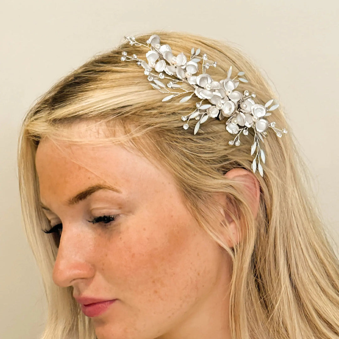 PINCE À CHEVEUX DORÉE BLEUET – FLEURS ÉMAILLÉES ET CRISTAUX OPALESCENTS Ivory and co