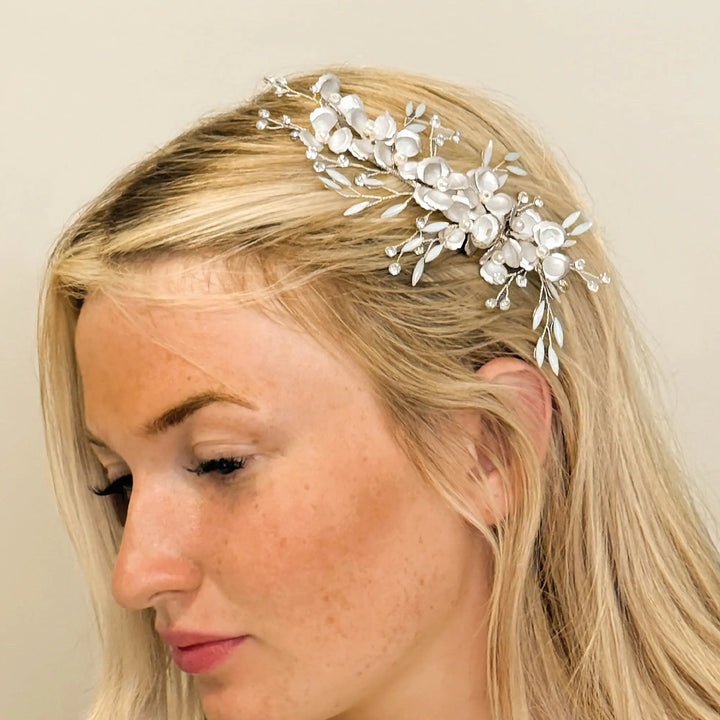 PINCE À CHEVEUX DORÉE BLEUET – FLEURS ÉMAILLÉES ET CRISTAUX OPALESCENTS Ivory and co