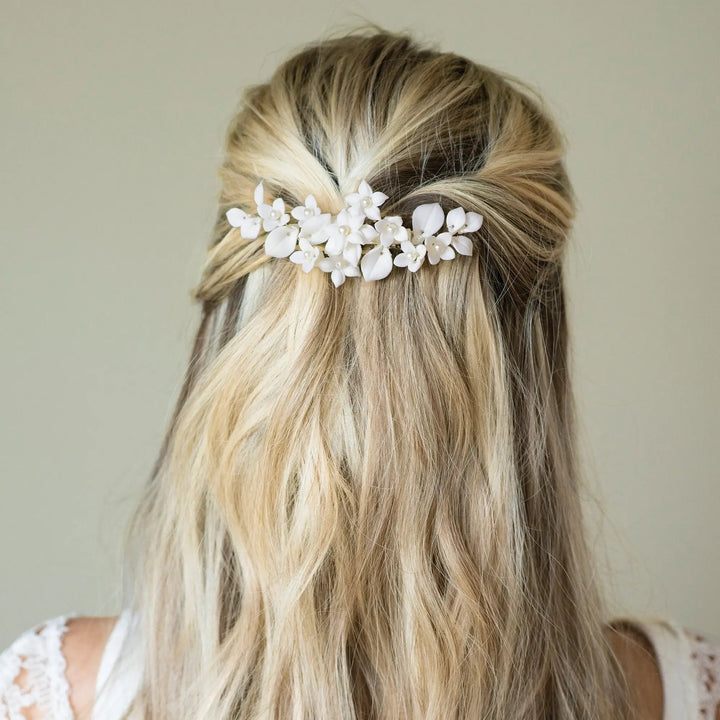 PINCE FLORALE DE MARIAGE PERCE NEIGE EN CÉRAMIQUE ET PERLES IVOIRE Ivory and co