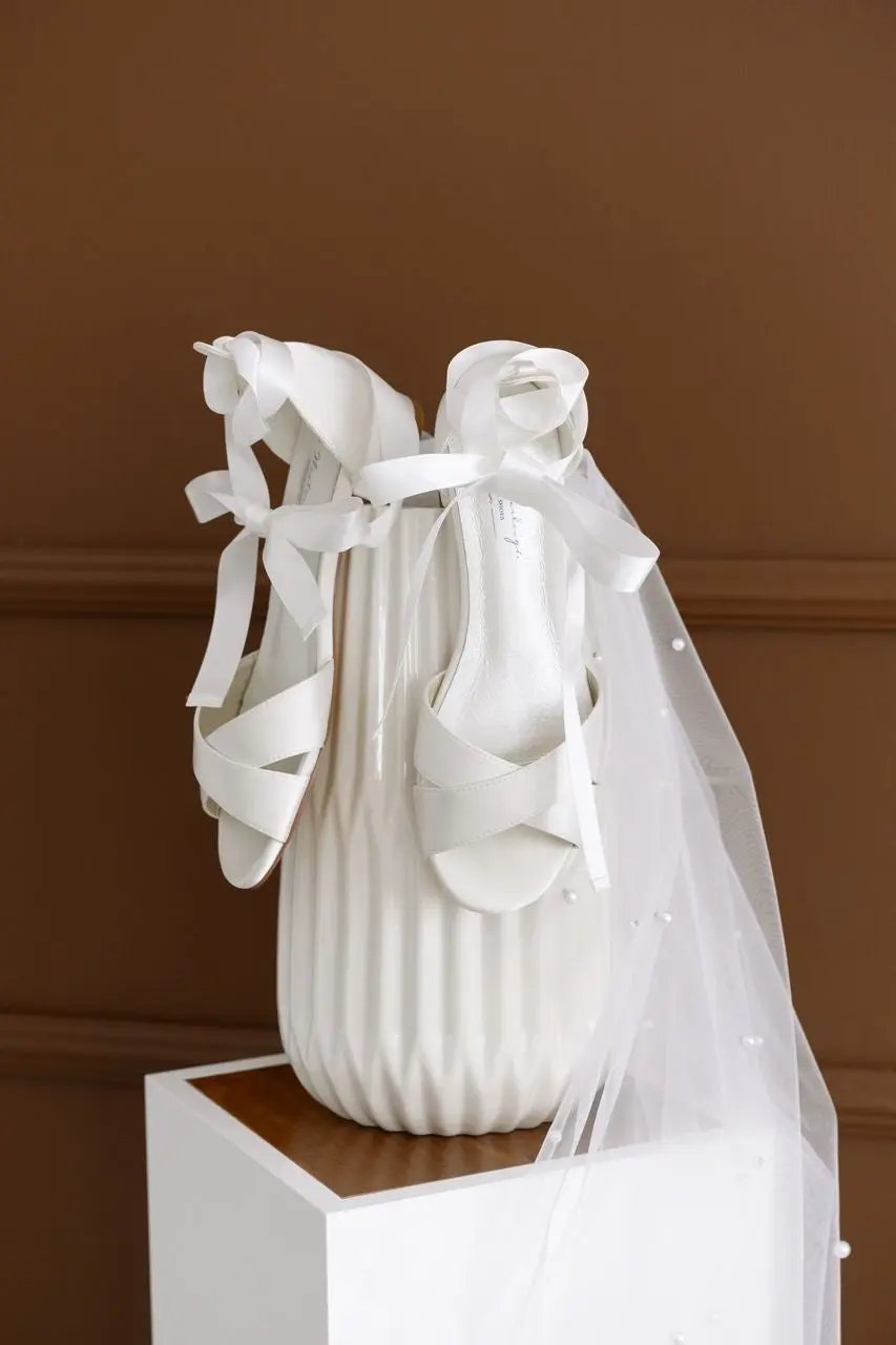 SANDALES DE MARIÉE JUDITH – SATIN IVOIRE À TALON BAS ET RUBAN AJUSTABLE G.Westerleigh