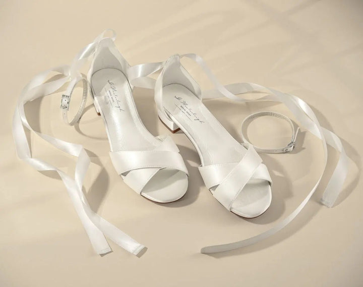SANDALES DE MARIÉE JUDITH – SATIN IVOIRE À TALON BAS ET RUBAN AJUSTABLE G.Westerleigh