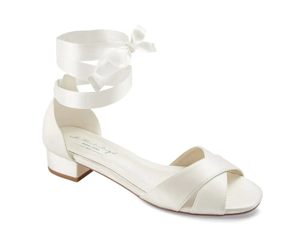 SANDALES DE MARIÉE JUDITH – SATIN IVOIRE À TALON BAS ET RUBAN AJUSTABLE G.Westerleigh