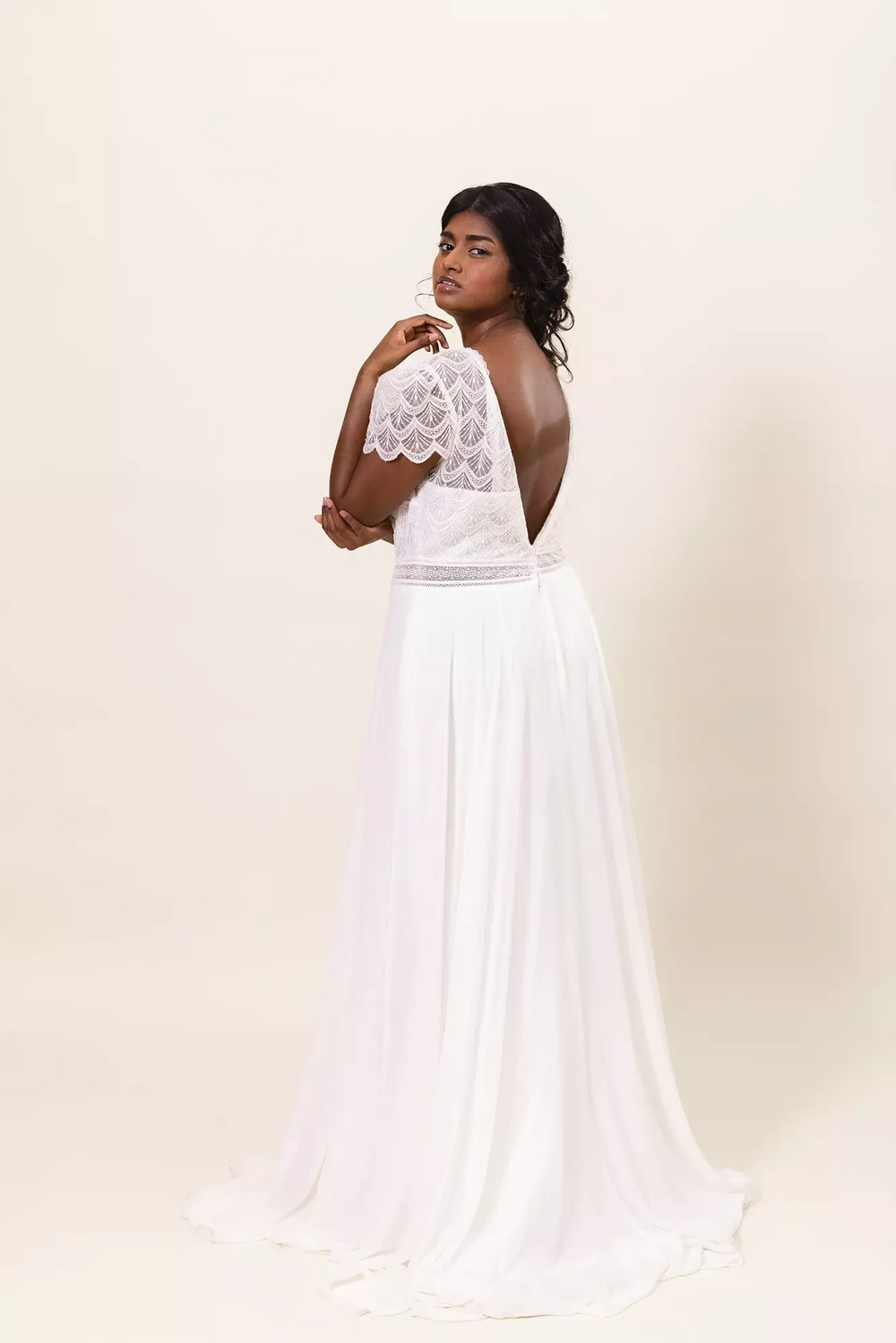 SOUTIEN GORGE DOS NU BACK TO GLAM chocolat vu de dos pos porté avec robe de mariée dos nu - Mas accessoires