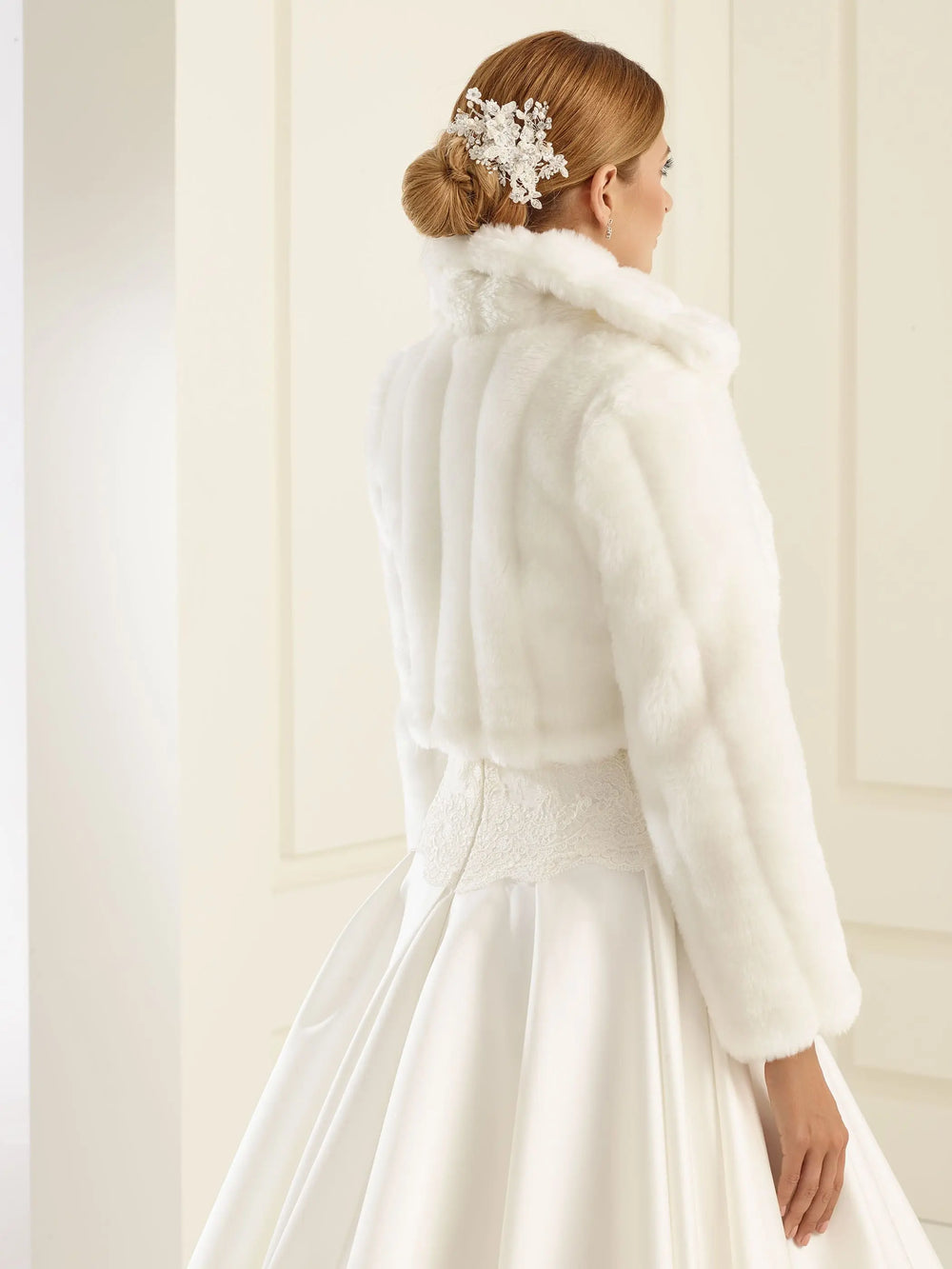 TOP DE MARIÉE EN FAUSSE FOURRURE – MANCHES LONGUES ET COL MONTANT | BOLÉRO CHAUD HIVER STYLE VISON E20 Bianco Evento