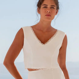 Top de mariée Isla B96 – crêpe et guipure – col V dos boutonné