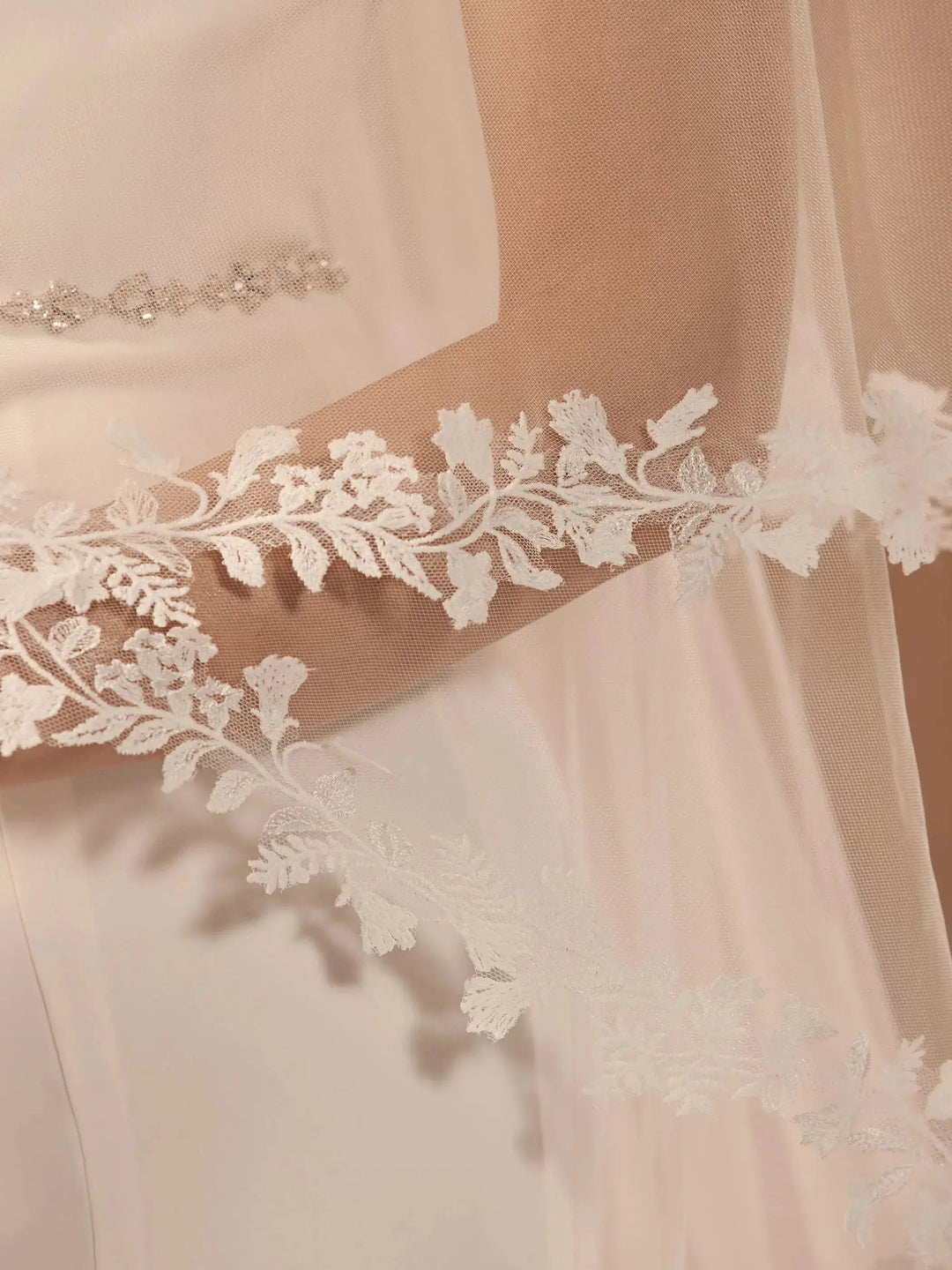 VOILE DE MARIÉE COURT AVEC RABAT ET BORDURE FINE SATIN S5B (Copie) Bianco Evento