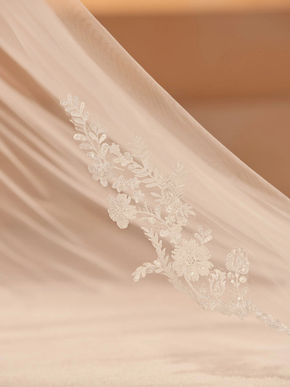 VOILE DE MARIÉE CATHÉDRALE S456 – TULLE DOUX AVEC DENTELLE ET SEQUINS BRODÉS Bianco Evento