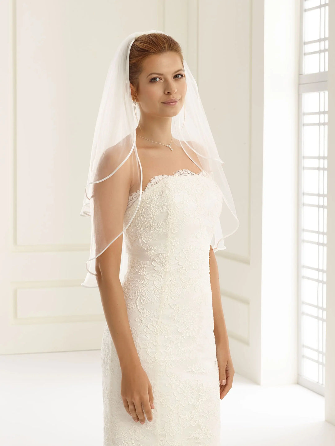 VOILE DE MARIÉE COURT BORDURE FINE SATIN LONGUEUR 80 CM AVEC RABAT S20 Bianco Evento