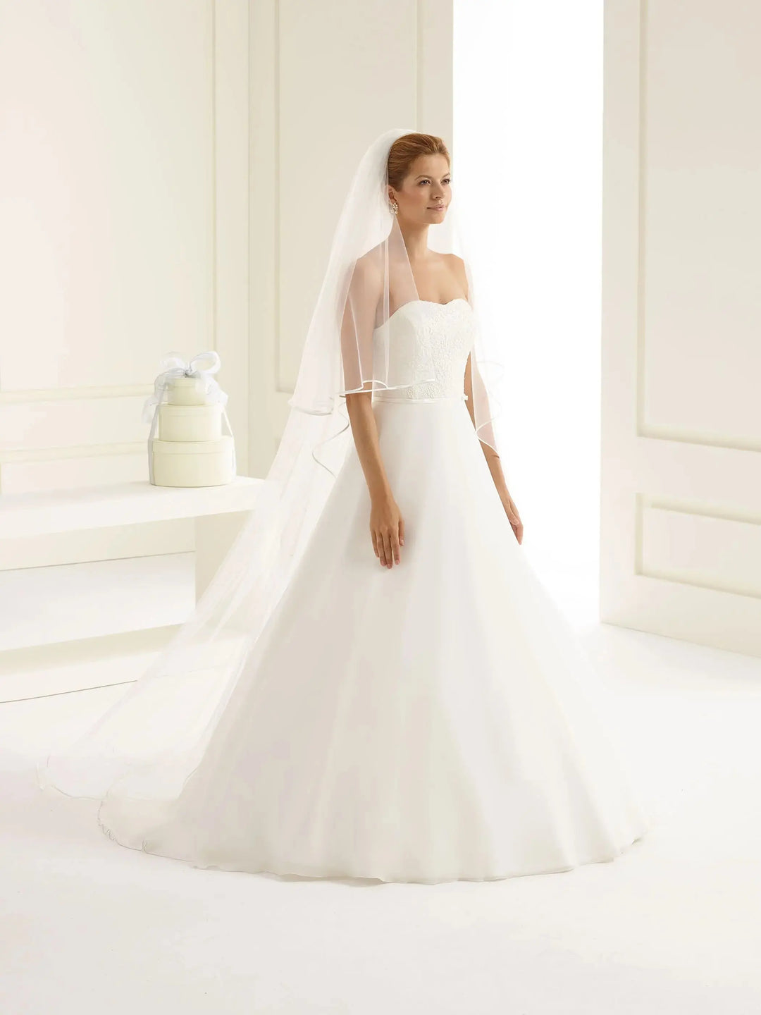Voile en tulle souple et bordure fine ne satin . Longueur 220 cm et rabat 80 cm Mas accessoires revendeur officiel de la marque Bianco evento