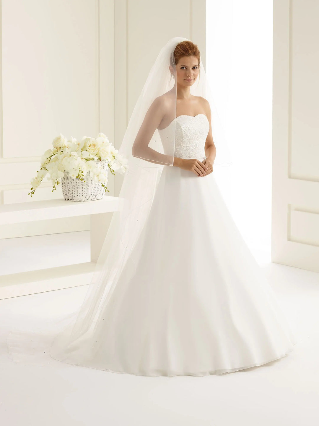 VOILE DE MARIÉE LONG EN TULLE DIAMOND AVEC BORDURE FESTONNÉE ET STRASS S126 Bianco Evento