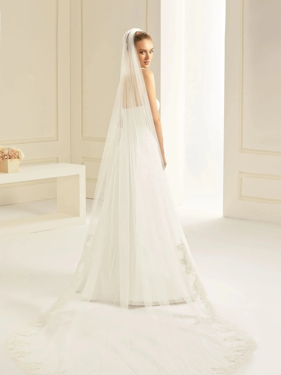 Voile de mariée simple sur le haut et bordé de dentelle rebrodée sur la partie basse