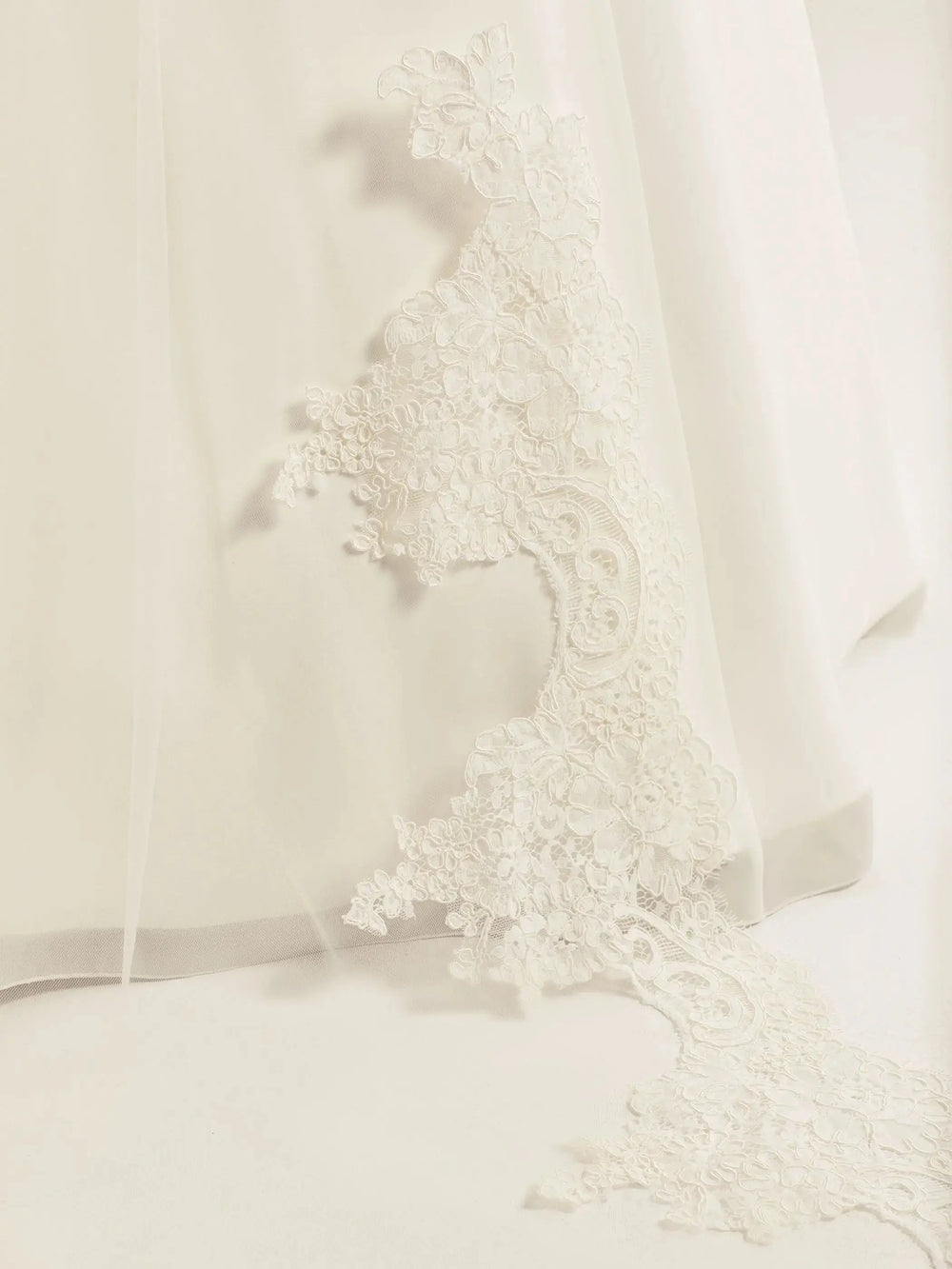 VOILE-DE-MARIEE-LONG-EN-TULLE-DOUX-_-280-CM-AVEC-BORDURE-DENTELLE-EN-BAS-gros plan détails