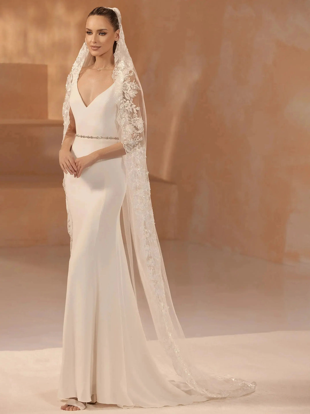 VOILE DE MARIÉE LONG EN TULLE SOUPLE AVEC BORDURE EN DENTELLE BRODÉE DE PERLES ET SEQUINS – MODÈLE S474 Bianco Evento
