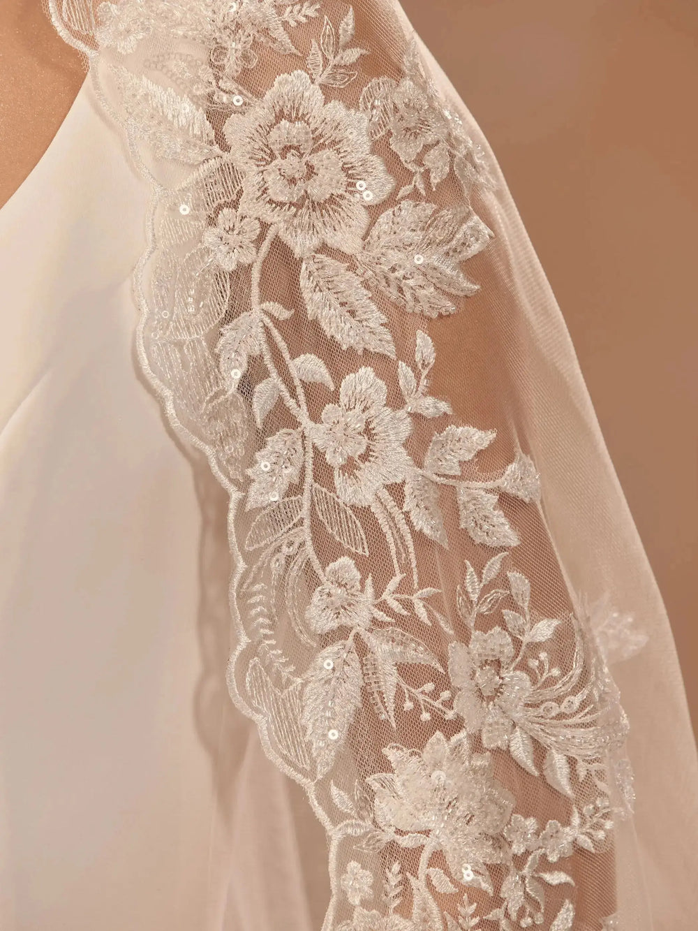 VOILE DE MARIÉE LONG EN TULLE SOUPLE AVEC BORDURE EN DENTELLE BRODÉE DE PERLES ET SEQUINS – MODÈLE S474 Bianco Evento