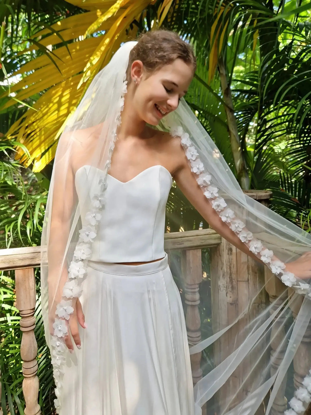 VOILE DE MARIÉE MINDY WD116 – TULLE DOUX ORNÉ DE FLEURS 3D ET DE PERLES Novias