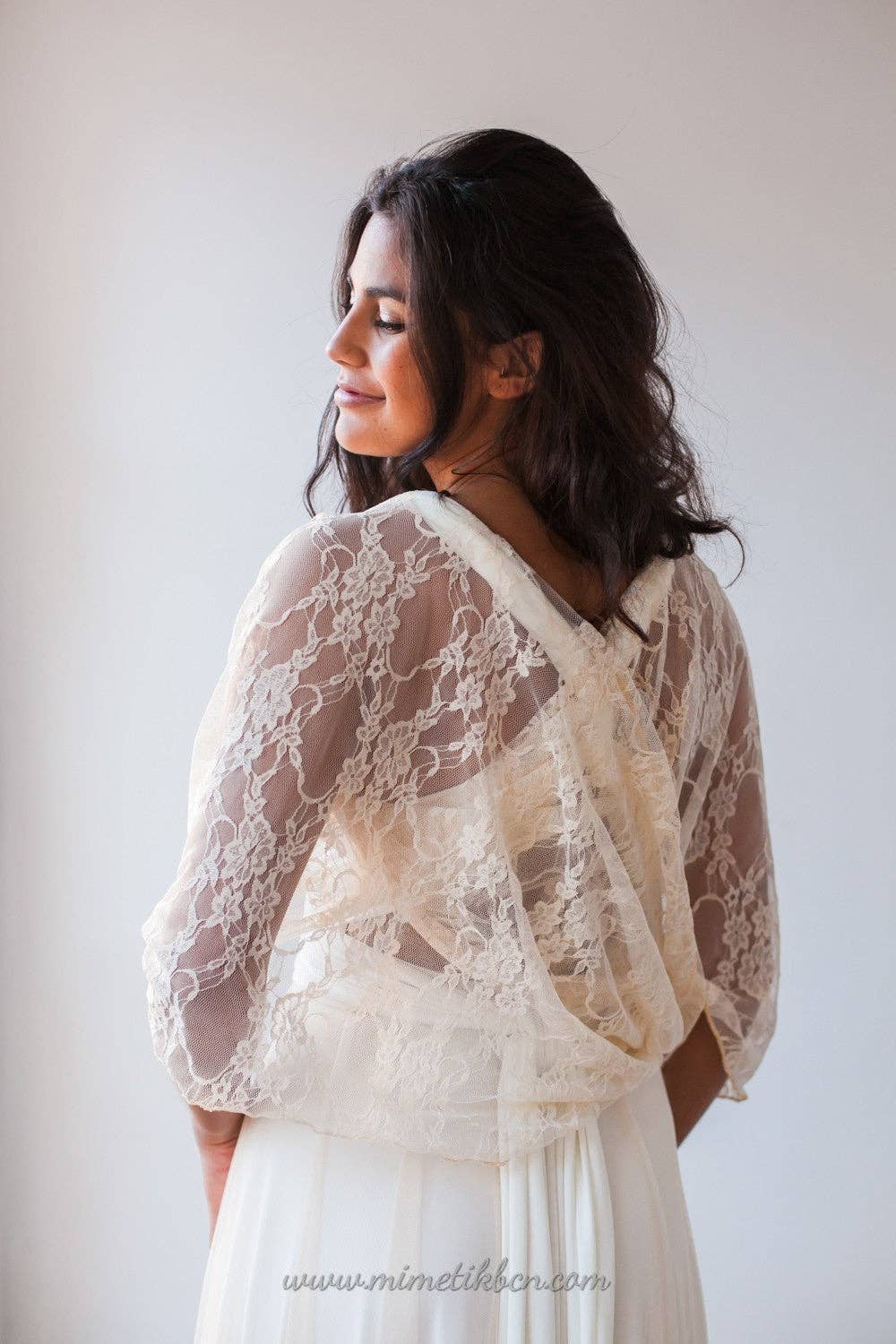Châles et tops de mariée en dentelle cousus main à Barcelone