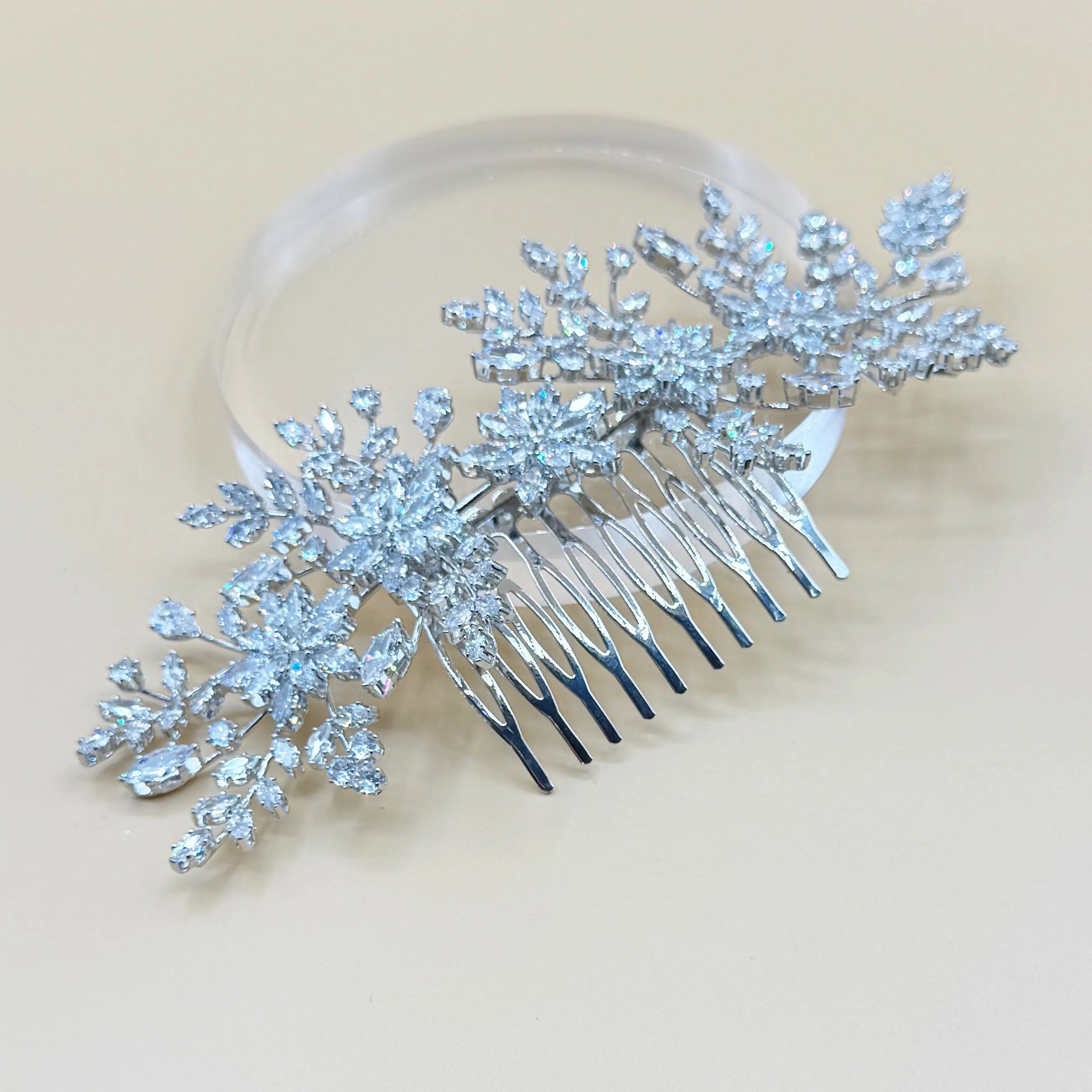Handcess - Peigne à Cheveux Floral Argenté En Strass Et Perle Pour Mariee Et Demoiselles Dhonneur Peignes A Cheveux Decoratifs Handcess - Peigne à Cheveux Floral Argenté En Strass Et Perle Pour Mariee Et Demoiselles Dhonneur Peignes A Cheveux Decoratifs