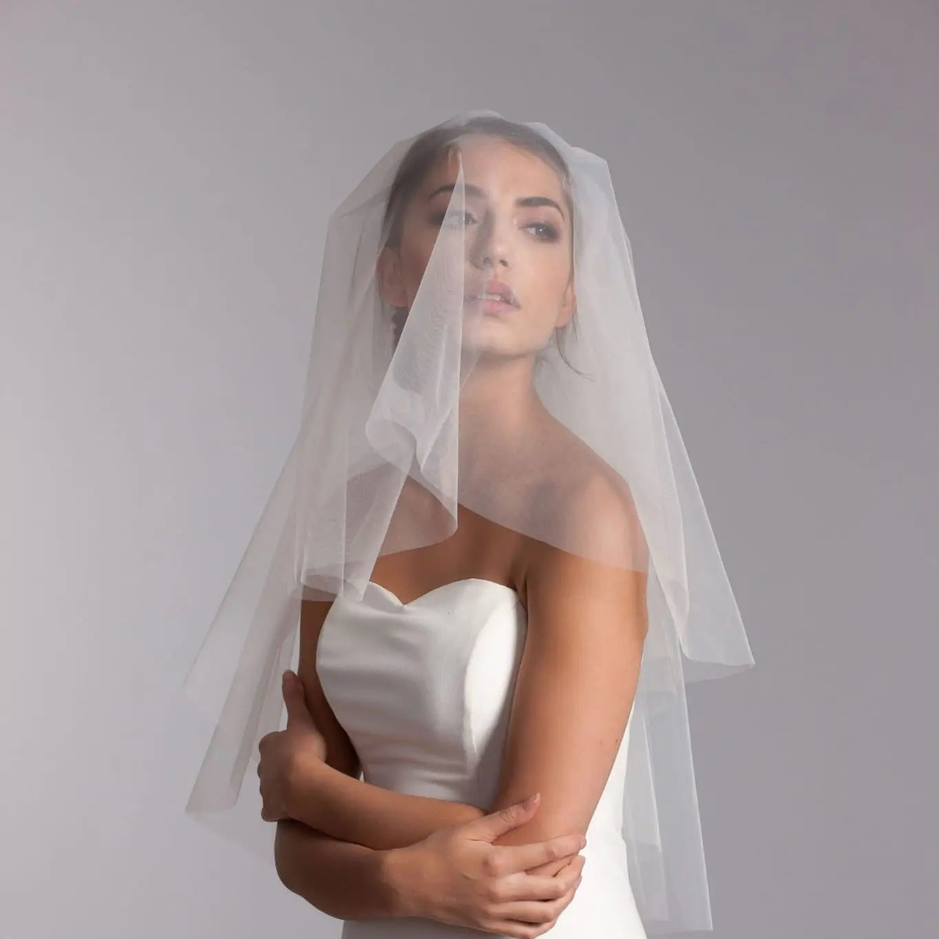 Voile de mariée court avec rabat sur le visage – Clara W5 Novias