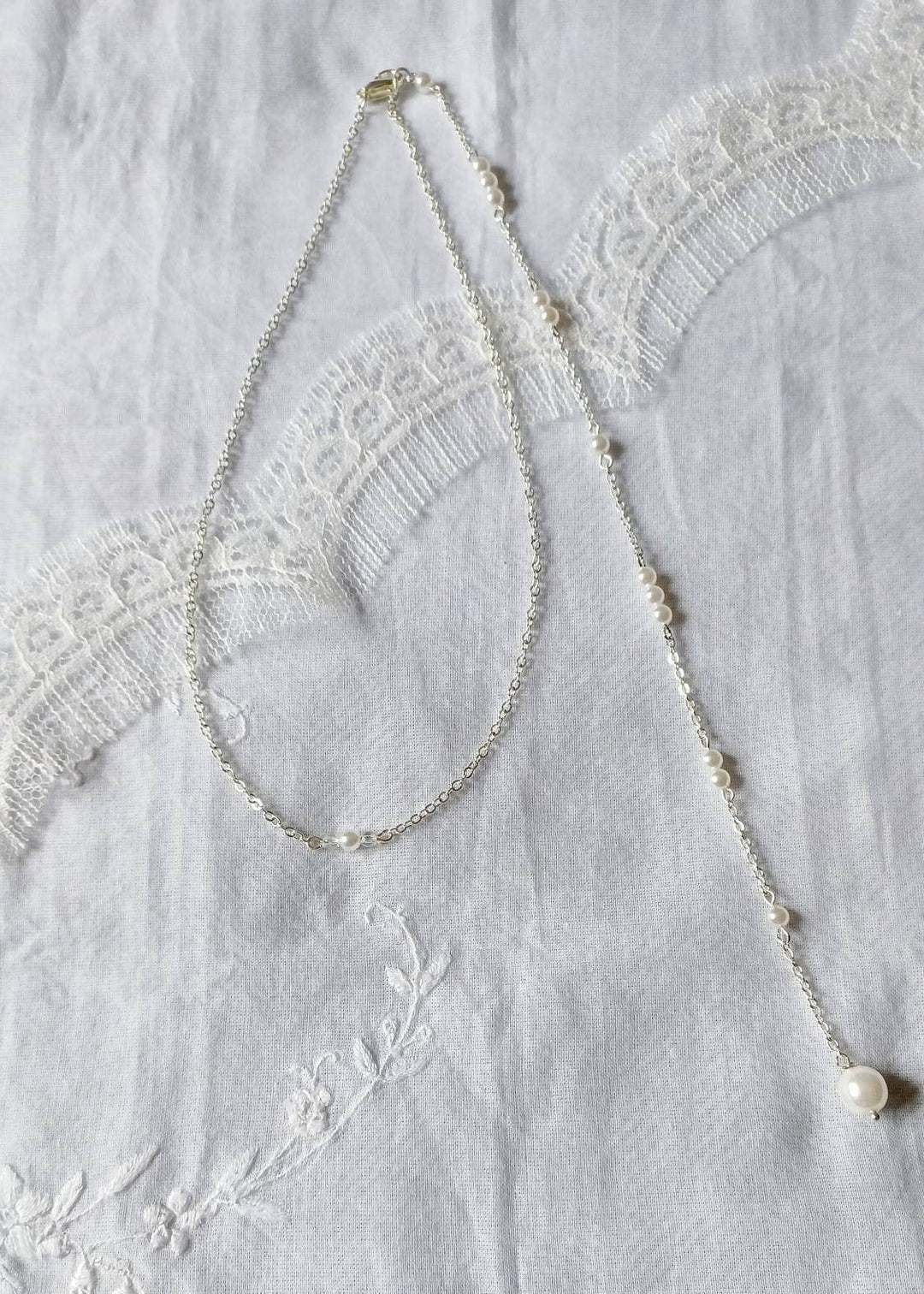 Collier De Dos Perlée- Bijou De Dos Argenté Et Blanc, Chic E: Argenté / Nacré Ivoire / Acier L'atelier du 6