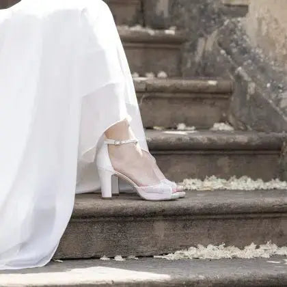 ASHLEIGH – SANDALES DE MARIÉE EN DENTELLE CHANTILLY | TALON BLOC 85 MM THE PERFECT BRIDAL COMPANY